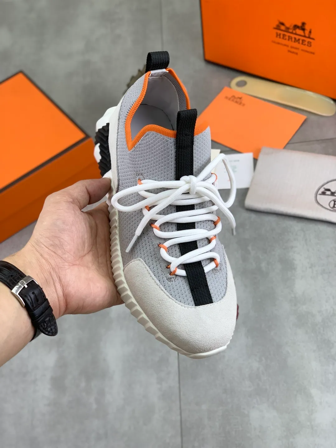 Men's men's shoes 💰P580 New model Top version Original order Hermes Men's Drift Sneaker Summer new casual sports shoes Original purchase, development, production H family men's classic series, technical breathable fabrics with cowhide, casual sports shoes, casual shoes, sports dad shoes combine high-tech breathable materials and cowhide, H family exclusive button decoration on the side. The outsole is full of H italic design and bright colors to show vitality and continue the brand design inspiration. Stroll around the city lightly and feel free and comfortable. Delivered in exquisite packaging 🛍📦 ▪️Fabric: original customized breathable material + first-layer cowhide ▪️Inner: cowhide feet ▪️Outsole: molded and evacuated PU+TPU material ▪️Size: 35-45 Multiple colors available Premium packaging